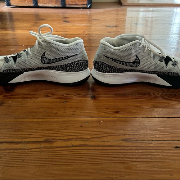 Men’s Nike Kyrie Flytrap Basketball shoe - Picture 3 of 3